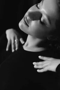 إمرأة مشبوهه