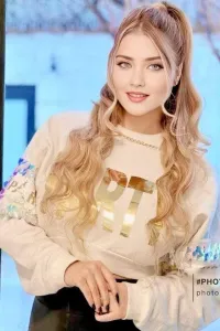 حورية بين الذئاب