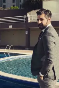 انتــي صغيرة على حبي