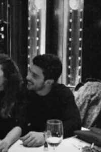 يدري إن أسباب ضعفي نظرته يدري إني ما أقاوم ضحكته