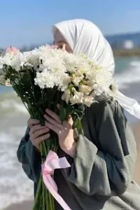 صغيره بين يدي الادم