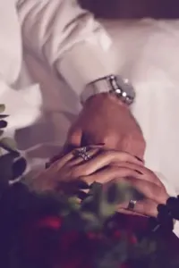 إذا ما عشت بدنياك آميراً فخذيني إليهـا آسيراً.
