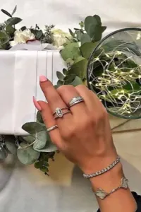 تحملت اللي يقولونه و قلت لخاطر عيونه .. و لا قدّر أبد طيبي تفنن هو بتعذيبي